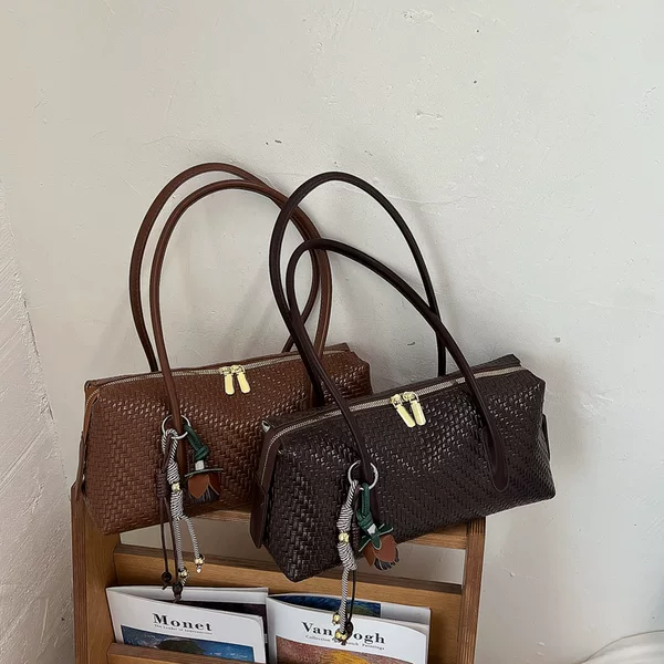 High-end light luxury woven baguette bag, 2026 new fashion trendy underarm bag, versatile shoulder bag for commuting