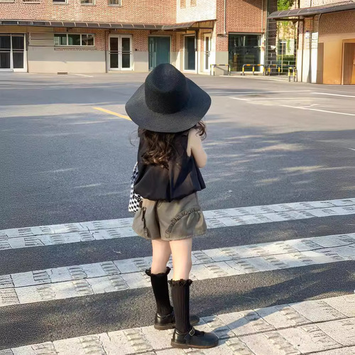 Korean children's summer fashion set stylish trendy black spaghetti strap top and shorts trendy influencer two-piece set