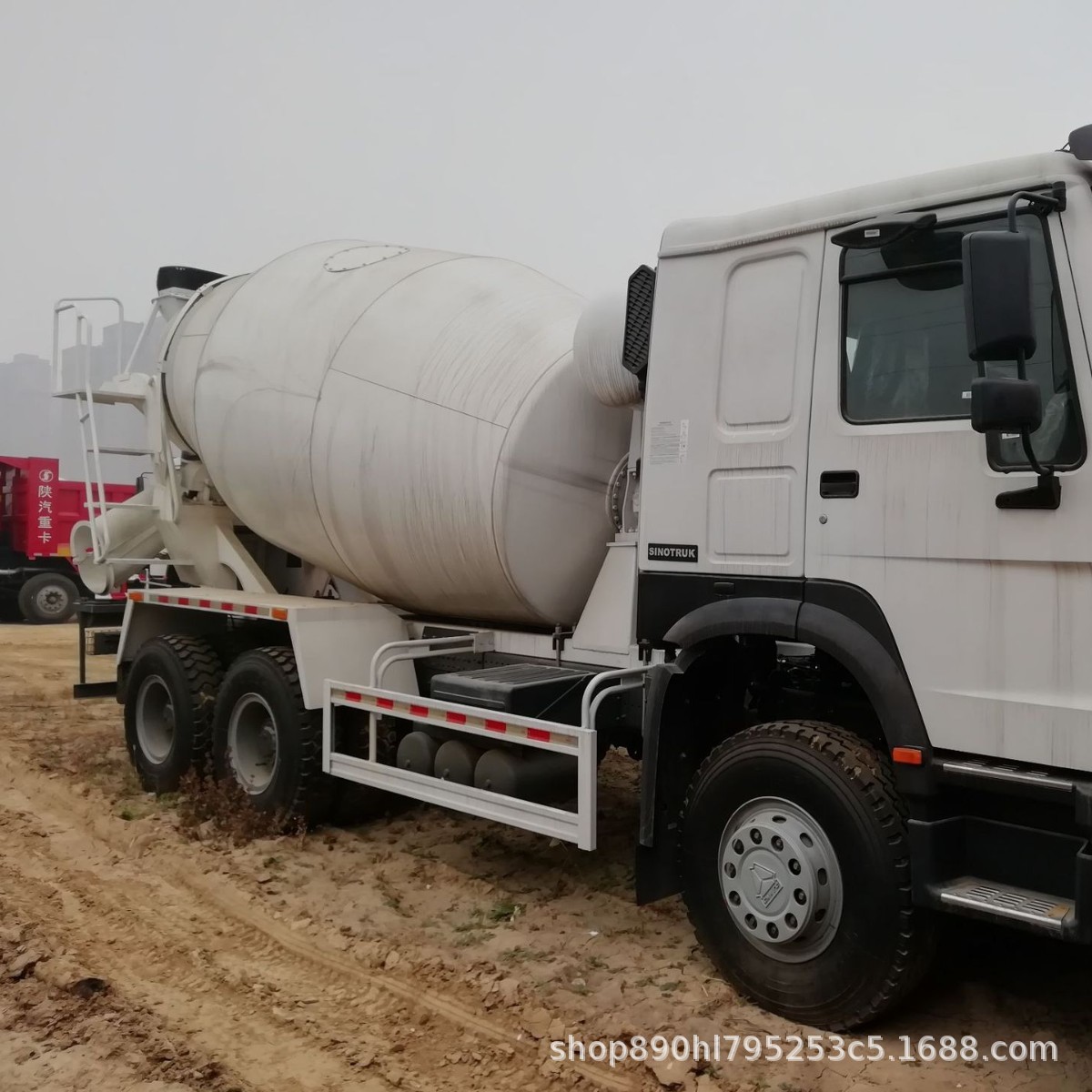 Exported to Africa: Sinotruk Howo 371/375 Horsepower Rear Eight-Wheel Mixing Tank 8*4 Concrete Mixer