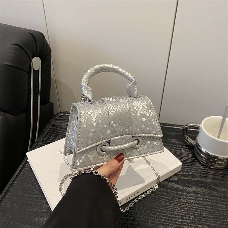 女性のための多用途の脇の下の小さな正方形のバッグ 2025 新しいファッションポータブルショルダーバッグ西洋スタイルの多用途チェーンクロスボディバッグ|undefined