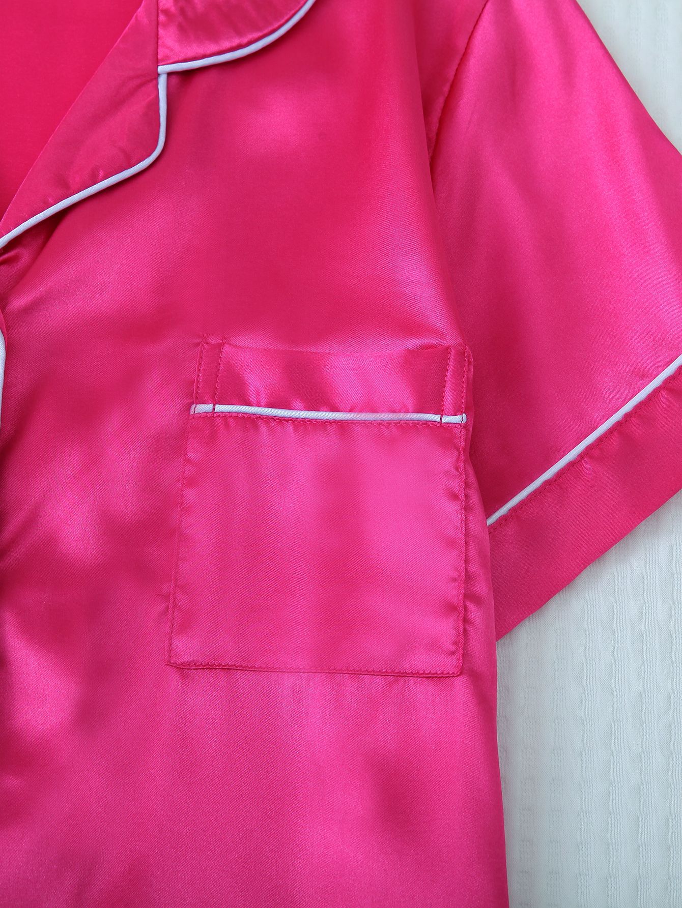 Dames satin pyjama set met korte mouwen en lange broek_voghion.com