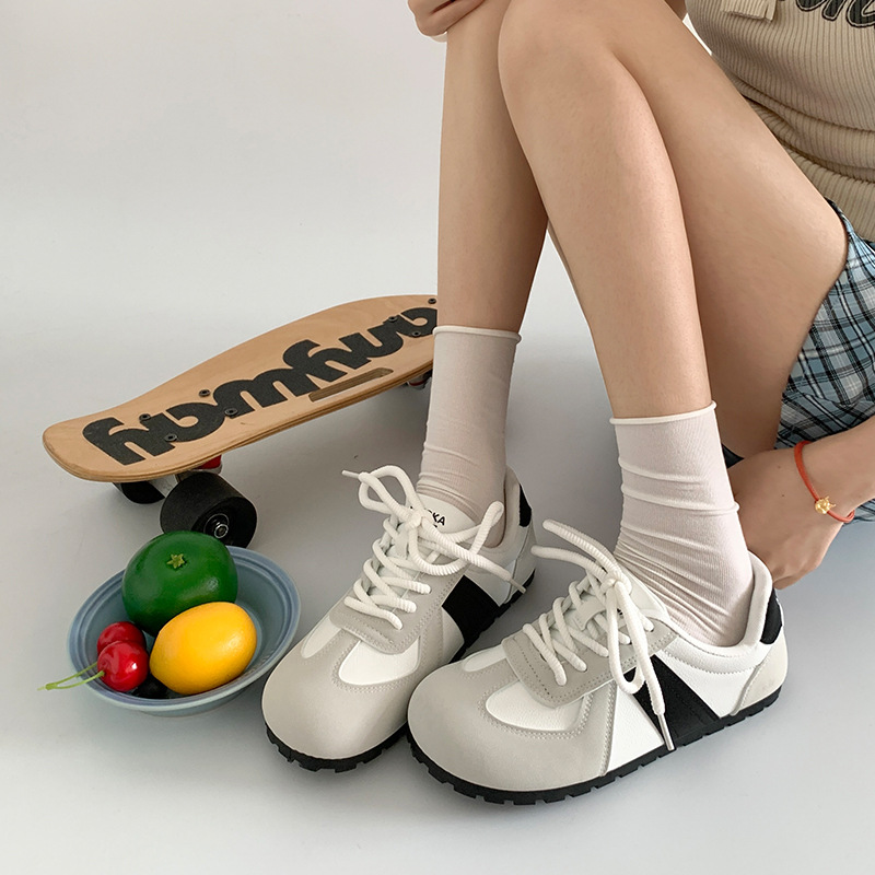 Casual retro Commuter 2025 nuevo estilo primavera y otoño ligero fondo delgado deportes todo fósforo punta redonda fondo plano puff zapatos de entrenamiento alemán para mujer