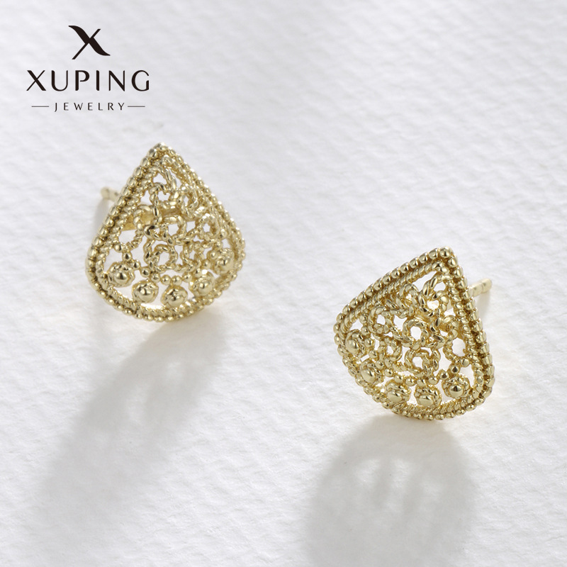 Xuping Pendientes retro transfronterizos europeos y americanos Pendientes triangulares dorados personalizados Pendientes de otoño e invierno de lujo ligero de alta gama Mujeres