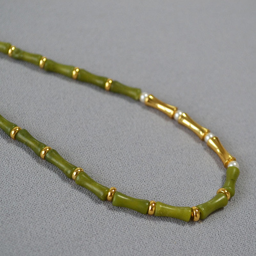 Trendy Chinese-style niche design: Fresh olive-green jade, bamboo-section bead necklace—simple, short, and perfect as a collarbone chain.