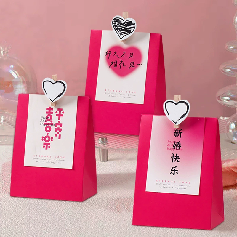 Коробка с конфетами Маленькая красная книга давно не видна