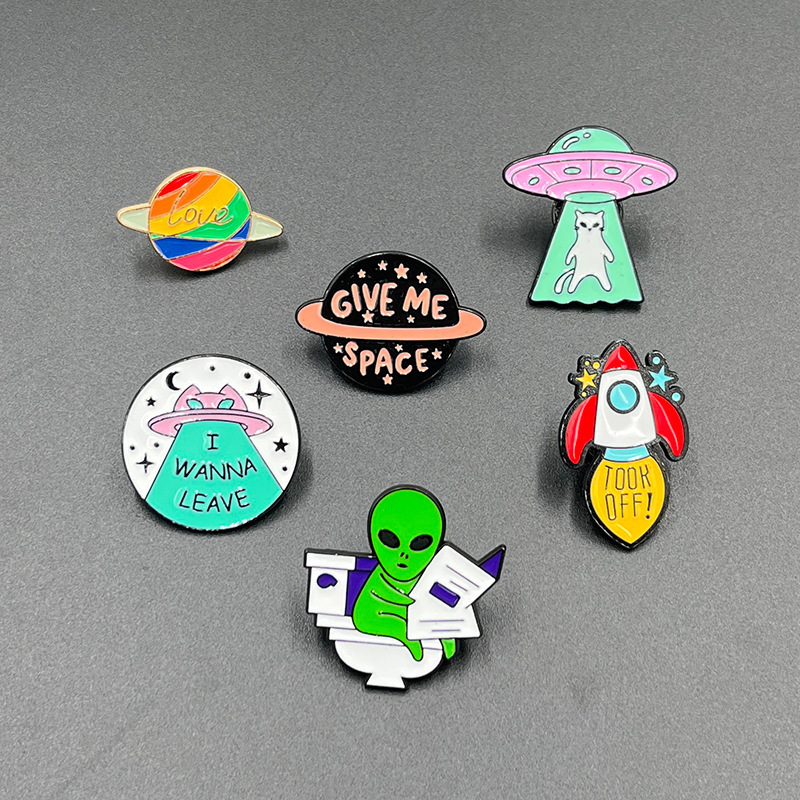 European and American cartoon jewelry creative alien space ship shape brooch metal badge cartoon rocket badge pin European and American cartoon jewelry creative alien space ship shape brooch metal badge cartoon rocket badge pin
