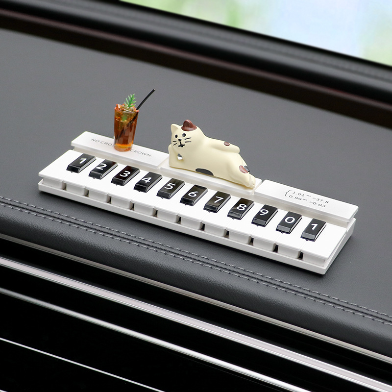 [Pianista perezoso] Número de estacionamiento temporal del automóvil, placa de teléfono móvil del gato, placa de matrícula oculta, mujer