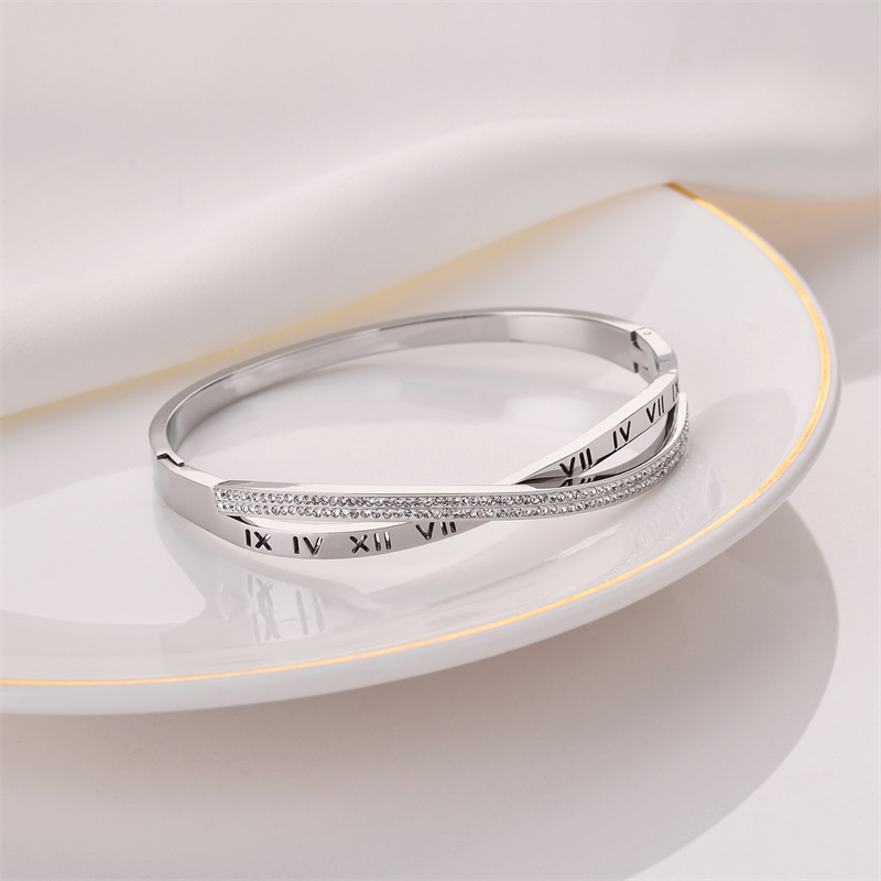 Venta en caliente comercio electrónico transfronterizo venta en caliente de diamantes romanos de titanio de acero brazaletes de titanio de oro no desvanecer joyas al por mayor en stock