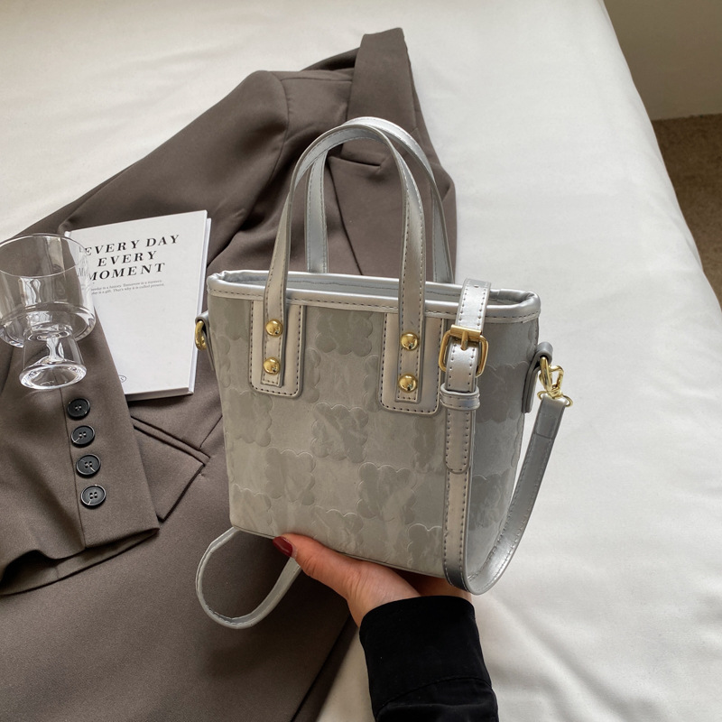 Bolsa de cubo de mano de moda coreana para mujeres primavera y verano 2024 nuevo nicho casual de moda universal mochila de hombro