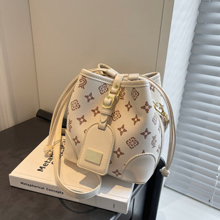 Hong Kong Style Vintage Design Bag Women's 2024 New Fashionable Old Flower Crossbody Bucket Bag Contrast Color Textion Shoulder Bag
