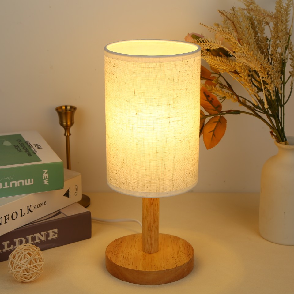 Piccola lampada da scrivania USB Lampada creativa nordica Lampada da comodino in legno massello con stampa su tessuto per celebrità Internet Camera da letto Studio Comodino_voghion.com
