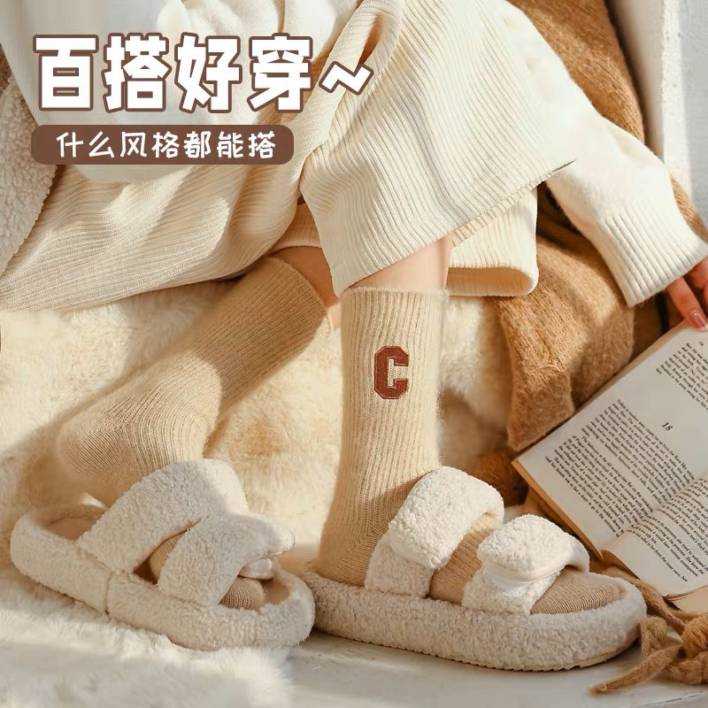 Calcetines de otoño e invierno calcetines de Cachemira de media pantorrilla de mujer letras bordadas C calcetines de pila japoneses ins calcetines de lana gruesa de moda