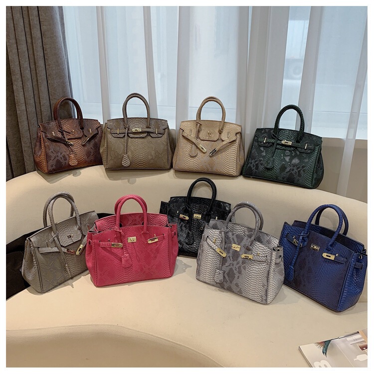 European and American retro snake skin pattern women's bag 2026 new trendy shoulder crossbody bag large capacity commuter women's bag European and American retro snake skin pattern women's bag 2026 new trendy shoulder crossbody bag large capacity commuter women's bag