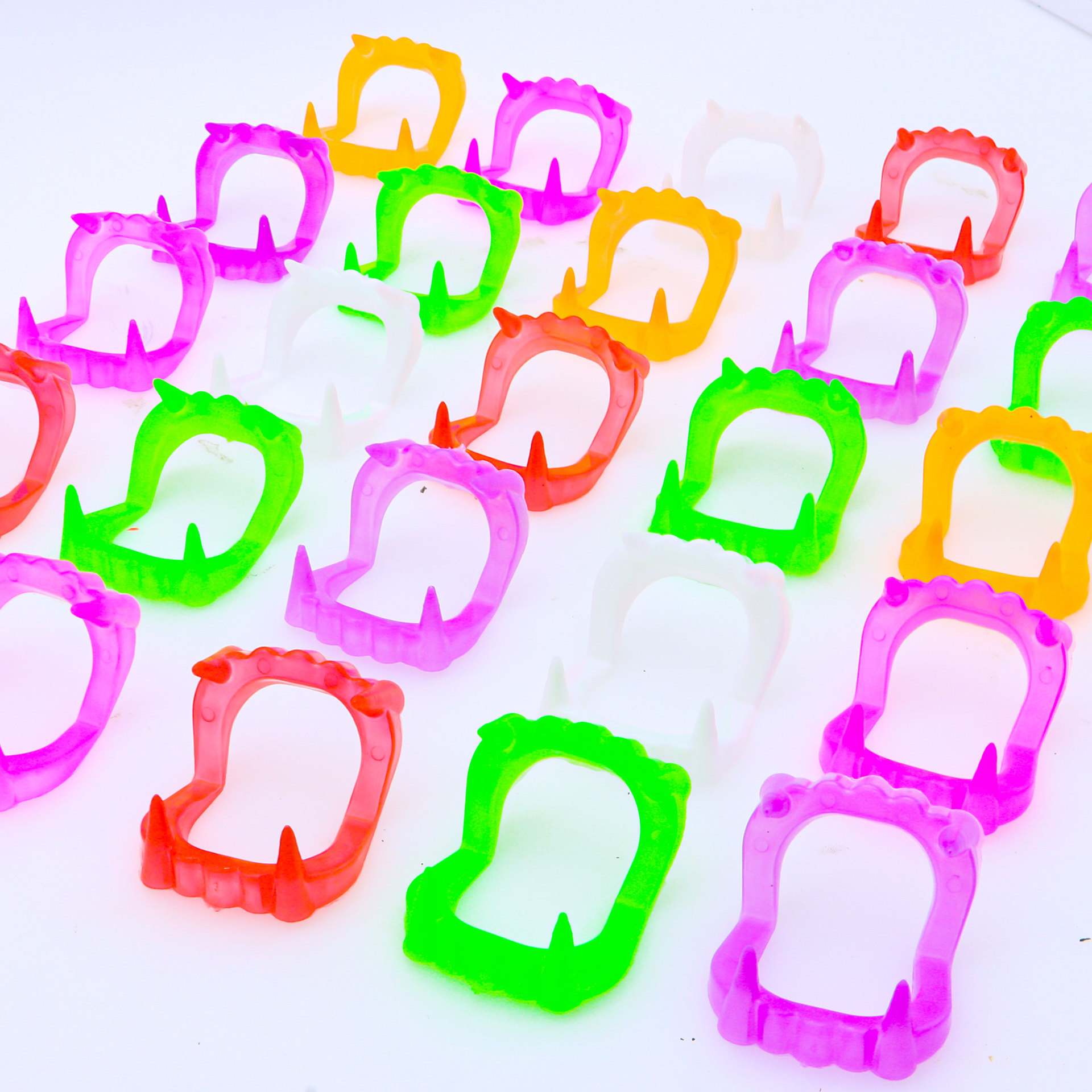 Boda de disfraces de Halloween accesorios para niños dientes falsos tirantes de dientes Festival de fantasmas dientes chupadores de sangre juguetes de plástico