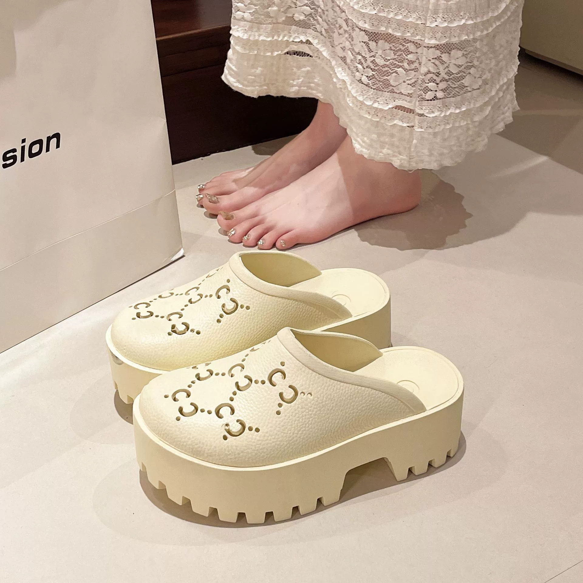 G Home Dongdong Shoes 2024 весна и лето новая буква полые матовые резные булочки