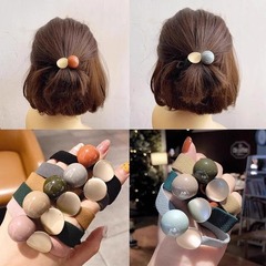 ショートヘアは長い過渡期の髪ひもを残しています。
