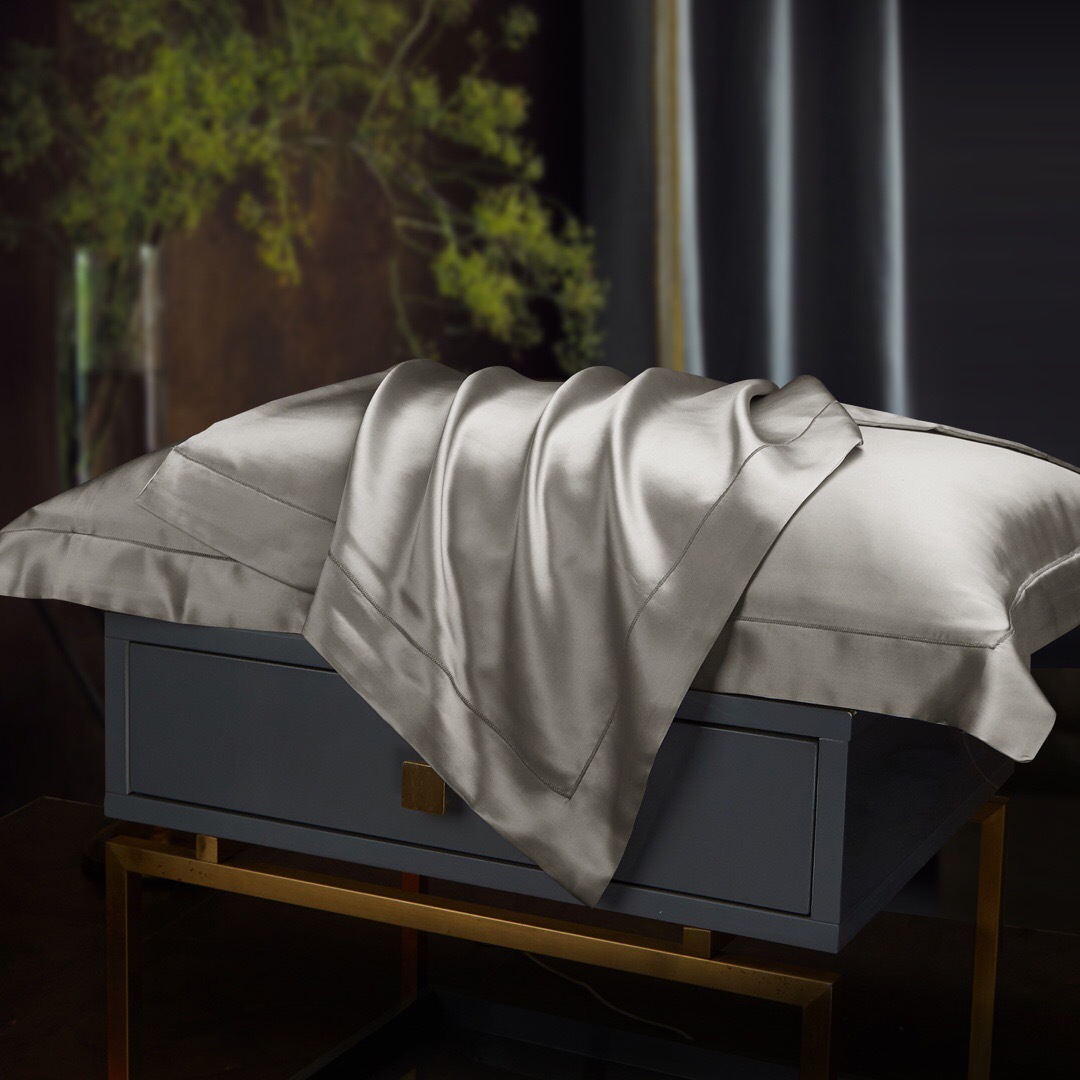 Skin-friendly And Comfortable Mulberry Silk Fabric Pillowcase Simple Solid Color Pillowcase Supports