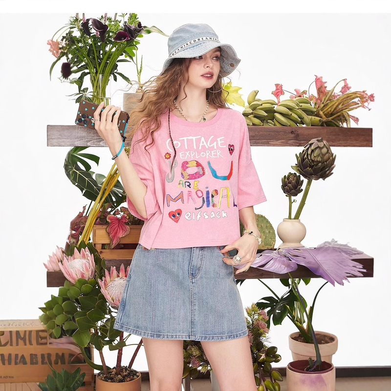 妖精のポケットピンク落書きプリント半袖 Tシャツ女性のための 2025 夏の新しいルーズカジュアルショートトップ|undefined