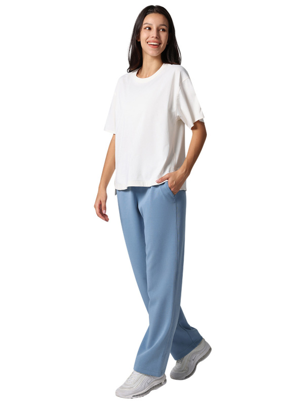 雲感丸首半袖tシャツの女性がゆったりした上着を開いています。|undefined
