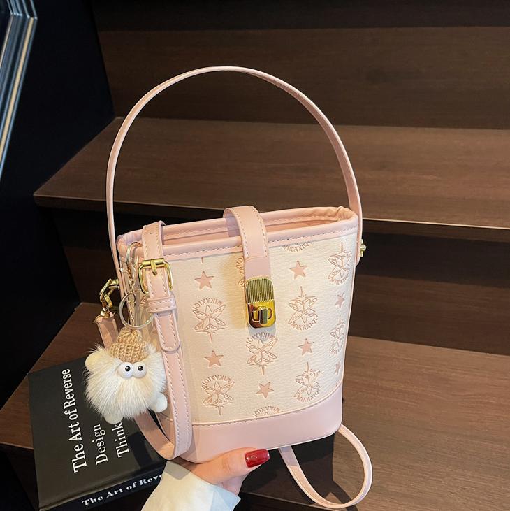 Super caliente bolso de cubo de mano mujer 2025 nueva moda relieve bolso de hombro de alta calidad humedad versátil bolso de mochila