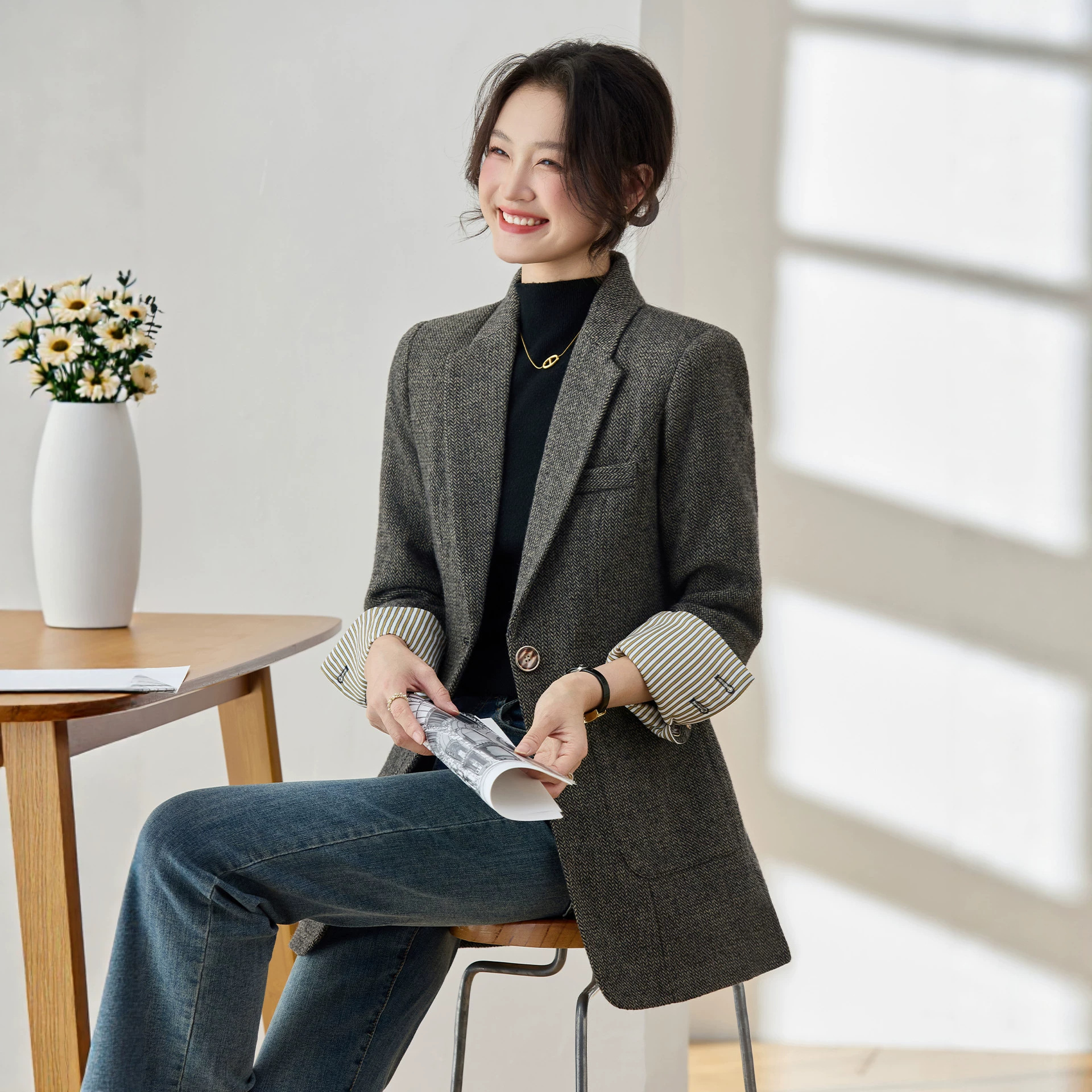 High-end women's suit jacket, 2026 new casual autumn and winter style, thickened retro mid-length woolen coat.