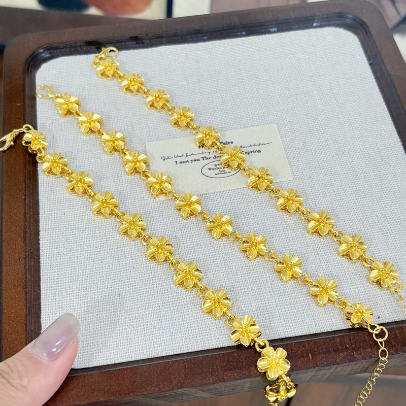 High-value, stylish, versatile, and elegant gold plum blossom bracelet with sophisticated and luxurious feel.