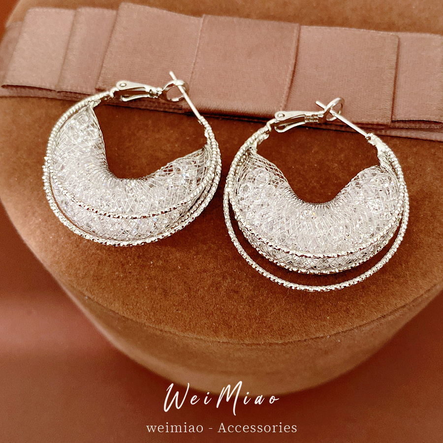 Agujas de plata de malla metálica barco curvo cristal en forma de c pernos de orejas huecos de aire frío pendientes personales ligeros de lujo de alta calidad perfumes de orejas image 4