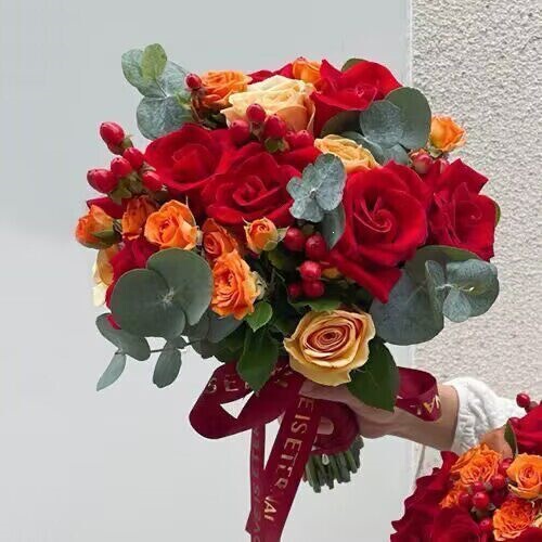 Retro-Style Bridal Bouquet with Burgundy Red Roses for Weddings, Engagements, and Traditional Chinese Weddings Retro-Style Bridal Bouquet with Burgundy Red Roses for Weddings, Engagements, and Traditional Chinese Weddings