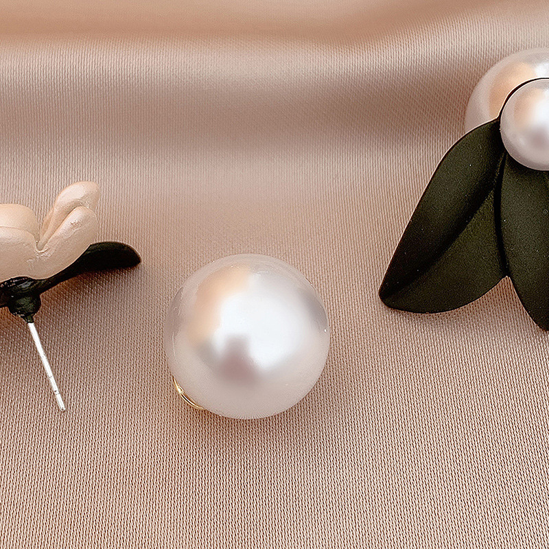Korean Style Asymmetric Pearl Flower Leaf Alloy Earrings Wholesale display picture 4