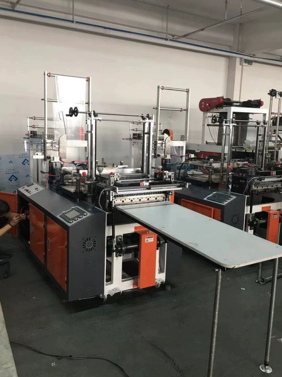 Производитель поставляет машину для изготовления одноразовых пакетов для льда в клетку, машину для формования кубиков льда и машину для производства самозапечатывающихся пакетов с высокой скоростью.