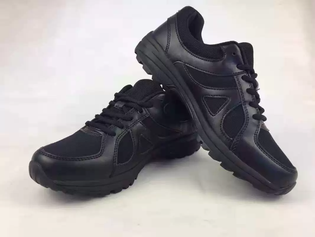 Черные дышащие спортивные кроссовки