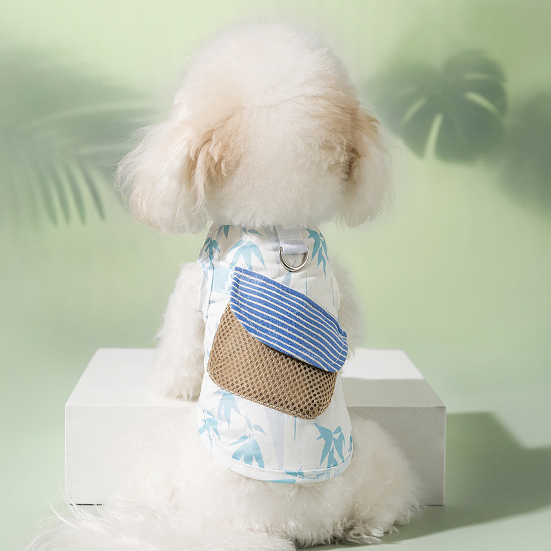 Los perros de verano en el bosque de bambú de verano pueden poner bolsas de hielo en ropa fresca para refrescarse Gatos frescos al aire libre protección solar ropa para perros