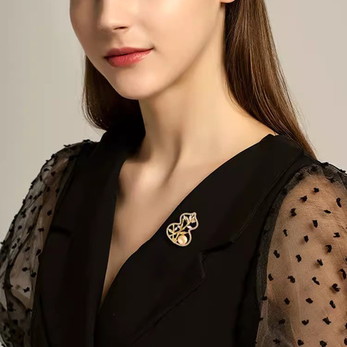 Minimalist Chinese-style gourd and bamboo leaf brooch for women, elegant and versatile, pearl flower pin accessory, unique and personalized design.