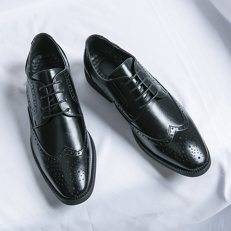 Zapatos de cuero casuales de los hombres del dedo del pie puntiagudo zapatos de cuero genuino británico de negocios de desgaste formal brogue tallado zapatos de los hombres de la capa superior de piel de vaca Derby zapatos