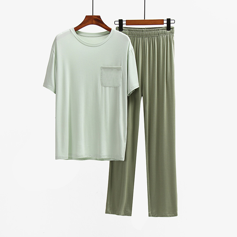 연두색 반팔 + 짙은 녹색 바지