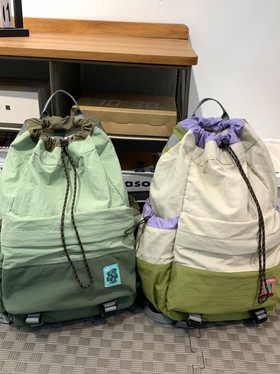 カジュアルな大容量の山登りリュックサックは軽くて旅行に出かけます。|undefined