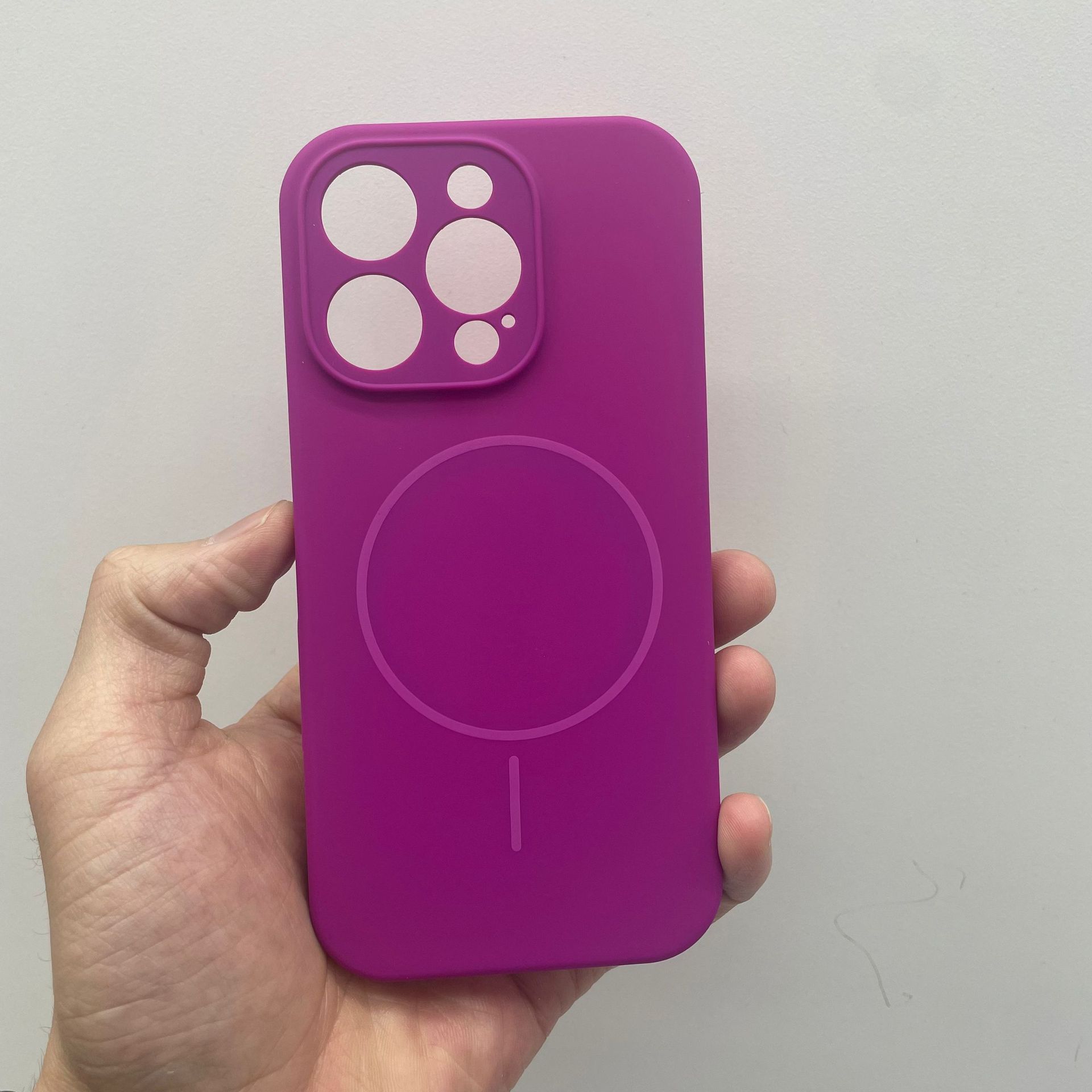 Aplicable para iPhone17 caja de teléfono celular agujero fino silicona líquida absorción magnética Apple 16 touch AI botón funda magnética fina