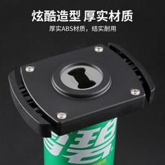 缶の缶開け器をひねって飲み物を飲みます。