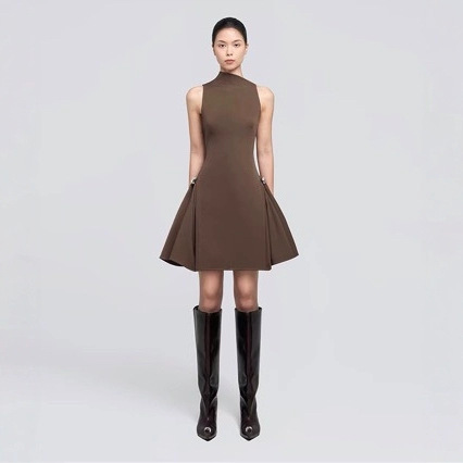 In-Stock Vietnamese Niche Solid Color Slimming Evening Dress High-Waisted Sleeveless Diagonal Neckline A-Line Dress Spring New Arrival