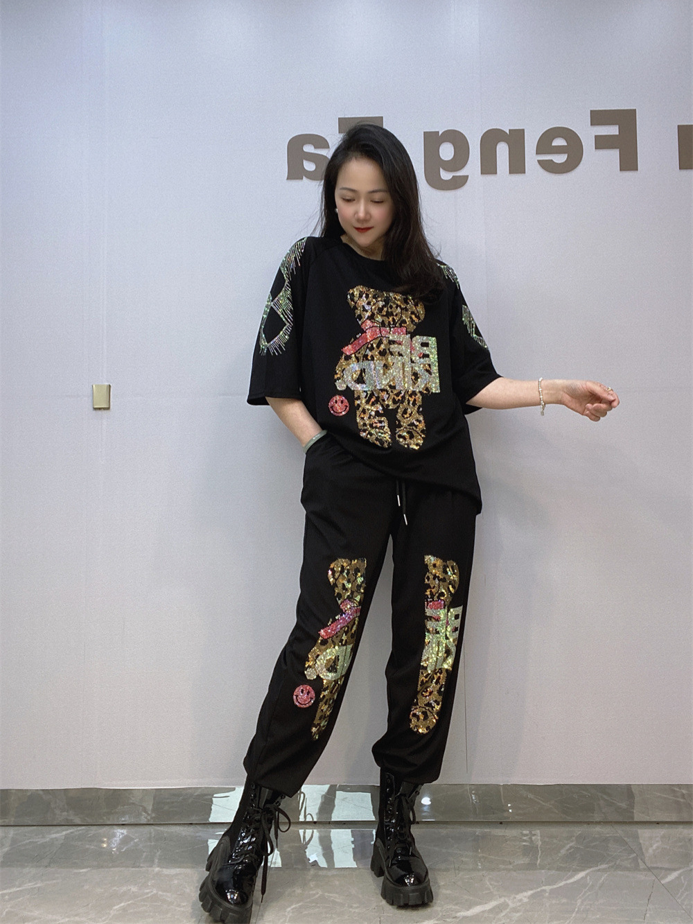 Traje de mujer de verano europeo, traje de dos piezas, industria pesada, perforación en caliente de algodón romano, camiseta suelta de manga corta, traje de pantalón, moda
