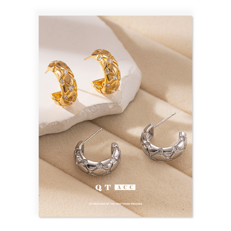 Percetes incrustados de zircon simple personalidad versátil otoño invierno temperamento orejas para mujeres 2026 nuevo lujo ligero sentido de alta calidad