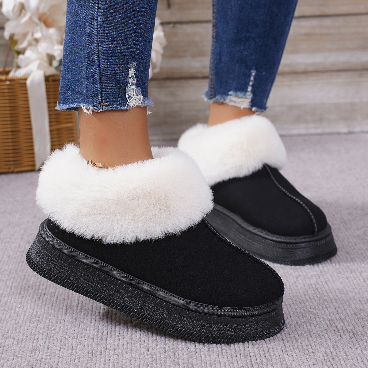 Women's platform snow boots with rounded toe lined with plush_voghion.com