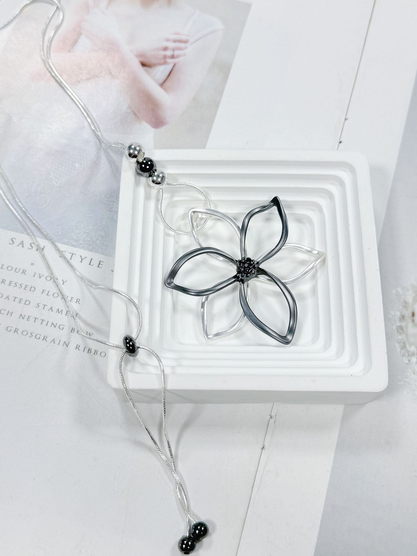 Collar Largo con Dije de Flor de Aleación para Mujeres