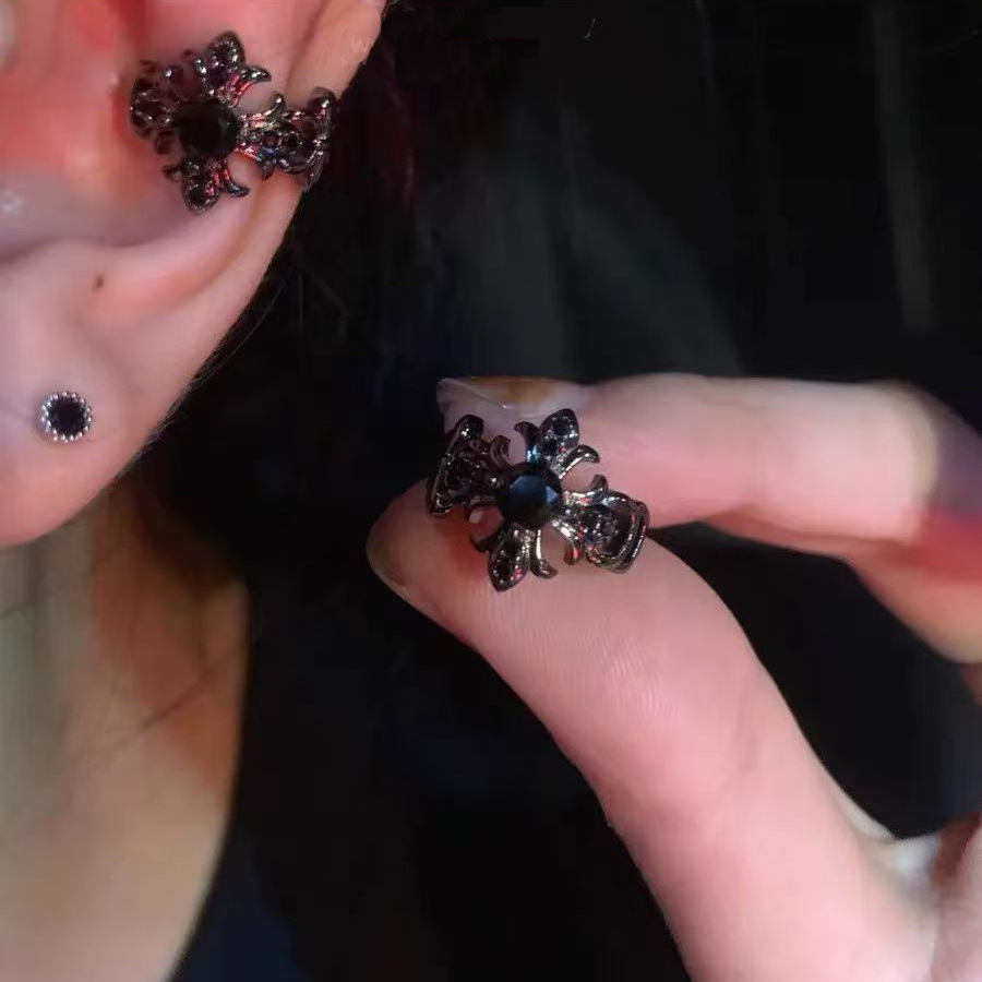 Nuevo clip de oreja de flor cruzada negra de pistola, pinza de oreja ajustable sin perforaciones de alta calidad, indolora, diseño de nicho, dulce y fresco