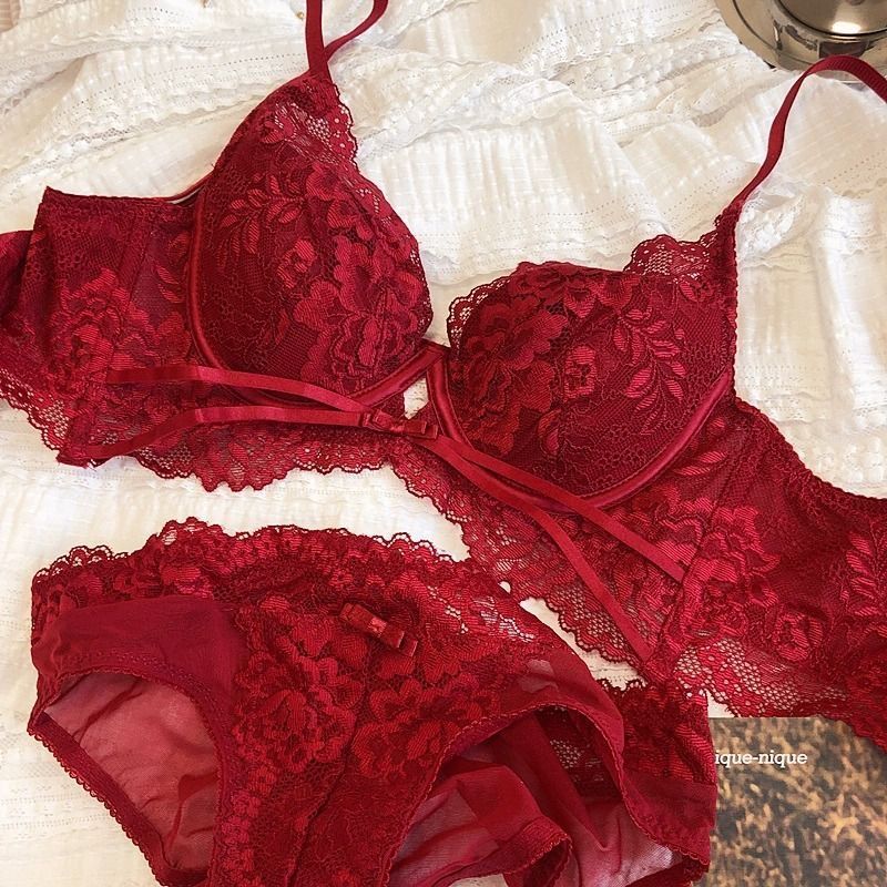 新商品の赤い転送の祝い事の下着の大きい胸は小さくて副乳を収めて超薄いセクシーなレースの結婚のブラジャーのスーツを現します。