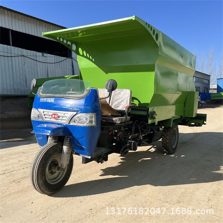 Vehículo diesel de mezcla y lanzamiento de vacas y ovejas, camión de distribución de césped para la agricultura, camión de distribución diesel de tres ruedas