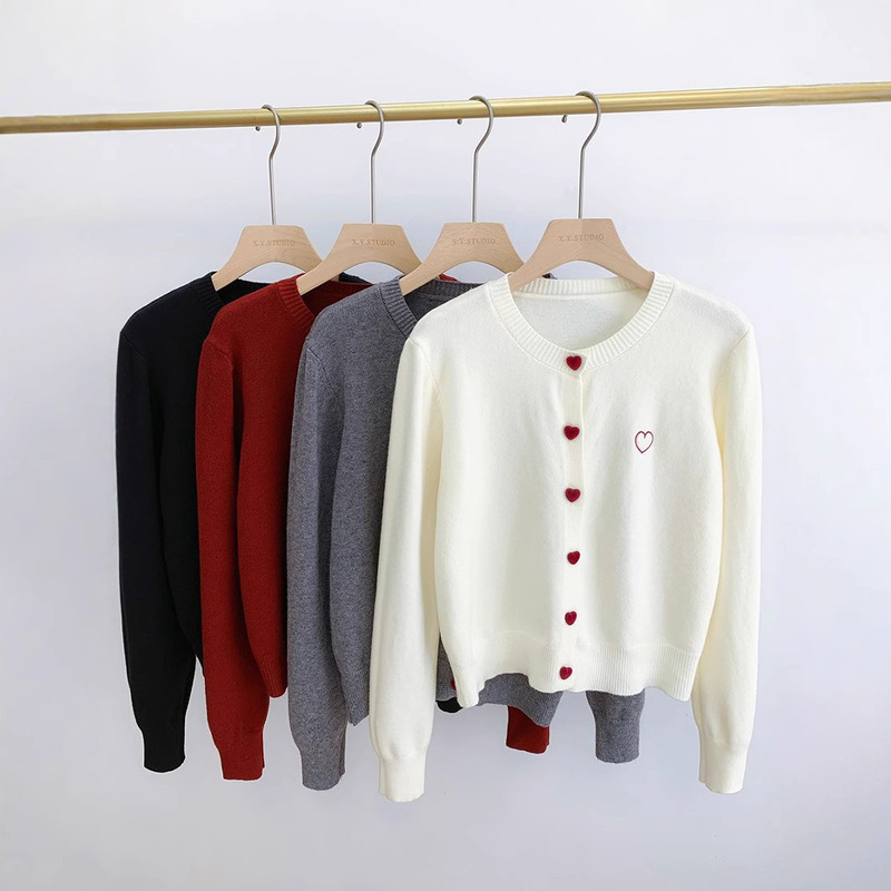 韓国の年齢を軽減する刺繍デザイン、シックなラブボタンショートカーディガン、秋冬の新しいスタイル、レイヤードインナージャケット|undefined