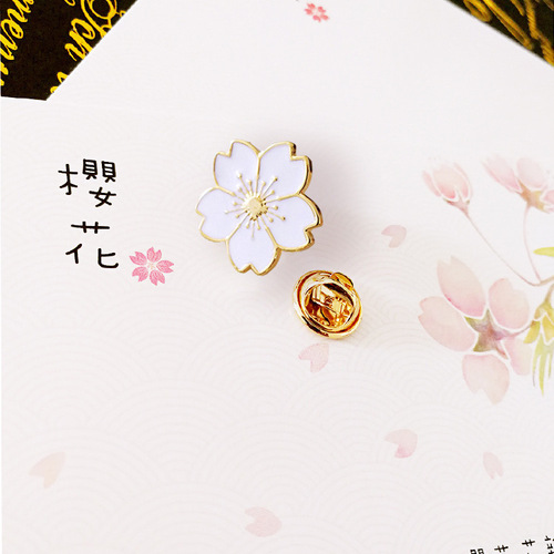 Summer cherry blossom anti-exposure lapel pin fashionable Japanese medal cartoon badge cute student girl schoolbag pin jewelry