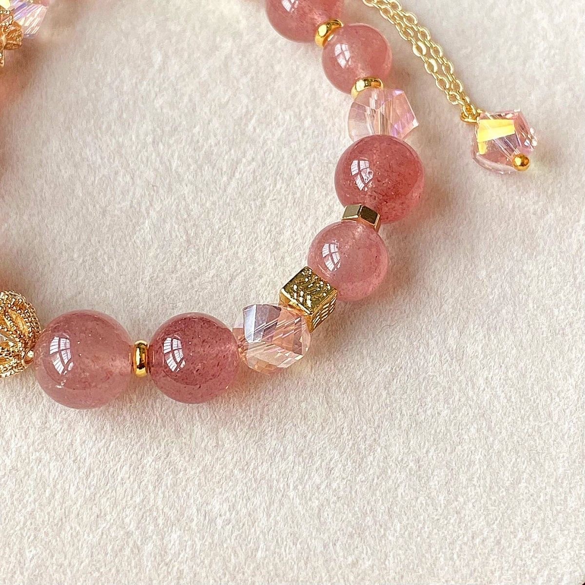 Armband mit Erdbeer-Kristallen für Damen – ein echter Hingucker! Glücksbringer-Armband mit Pfirsichblüten-Motiv, das zum Erfolg und zur Karriere beiträgt – das perfekte Geschenk für_voghion.com