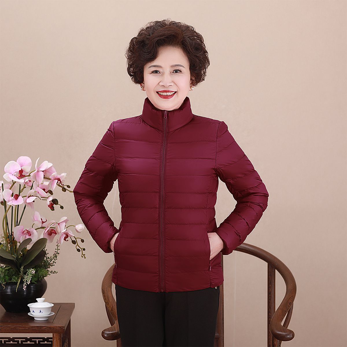 Chaqueta de pluma transfronteriza ligera y delgada nueva dama de mediana edad madres con chaqueta corta con capuzas más grasa MM gruesa